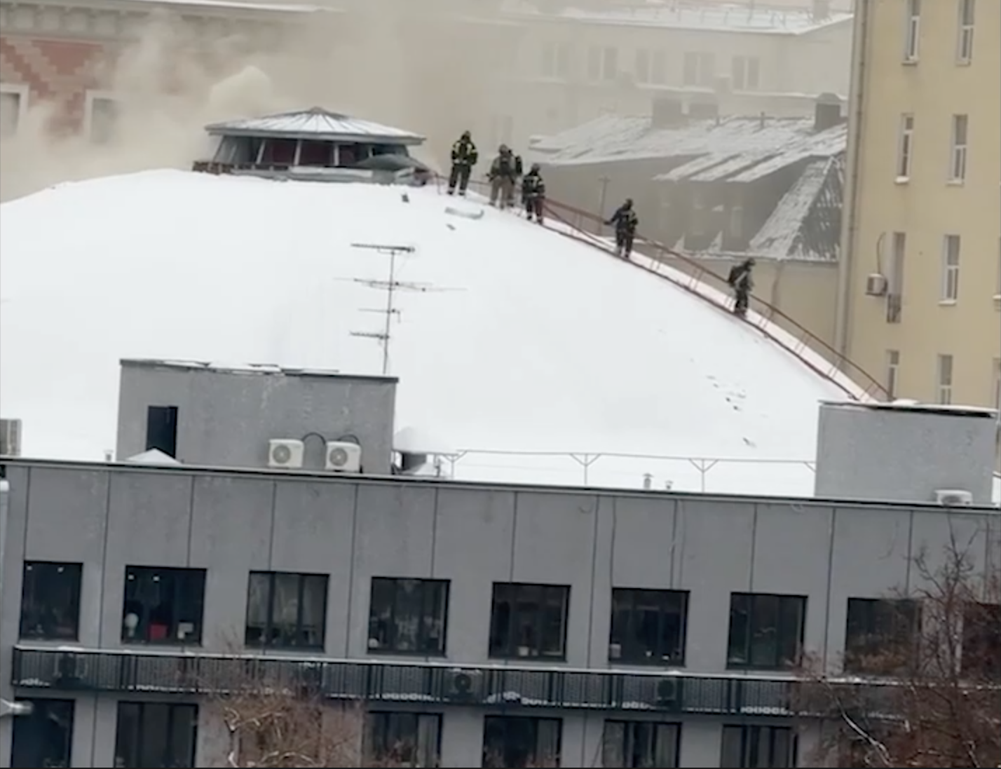 В центре Москвы вспыхнул сильный пожар в театре – видео. Читайте на UKR.NET