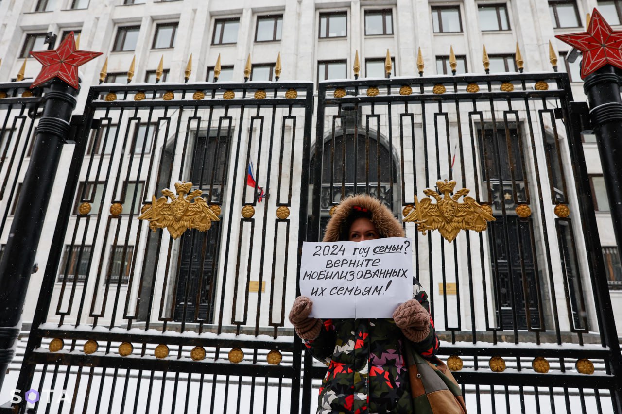 В Москве начались одинокие протесты родственников мобилизованных — видео.  Читайте на UKR.NET