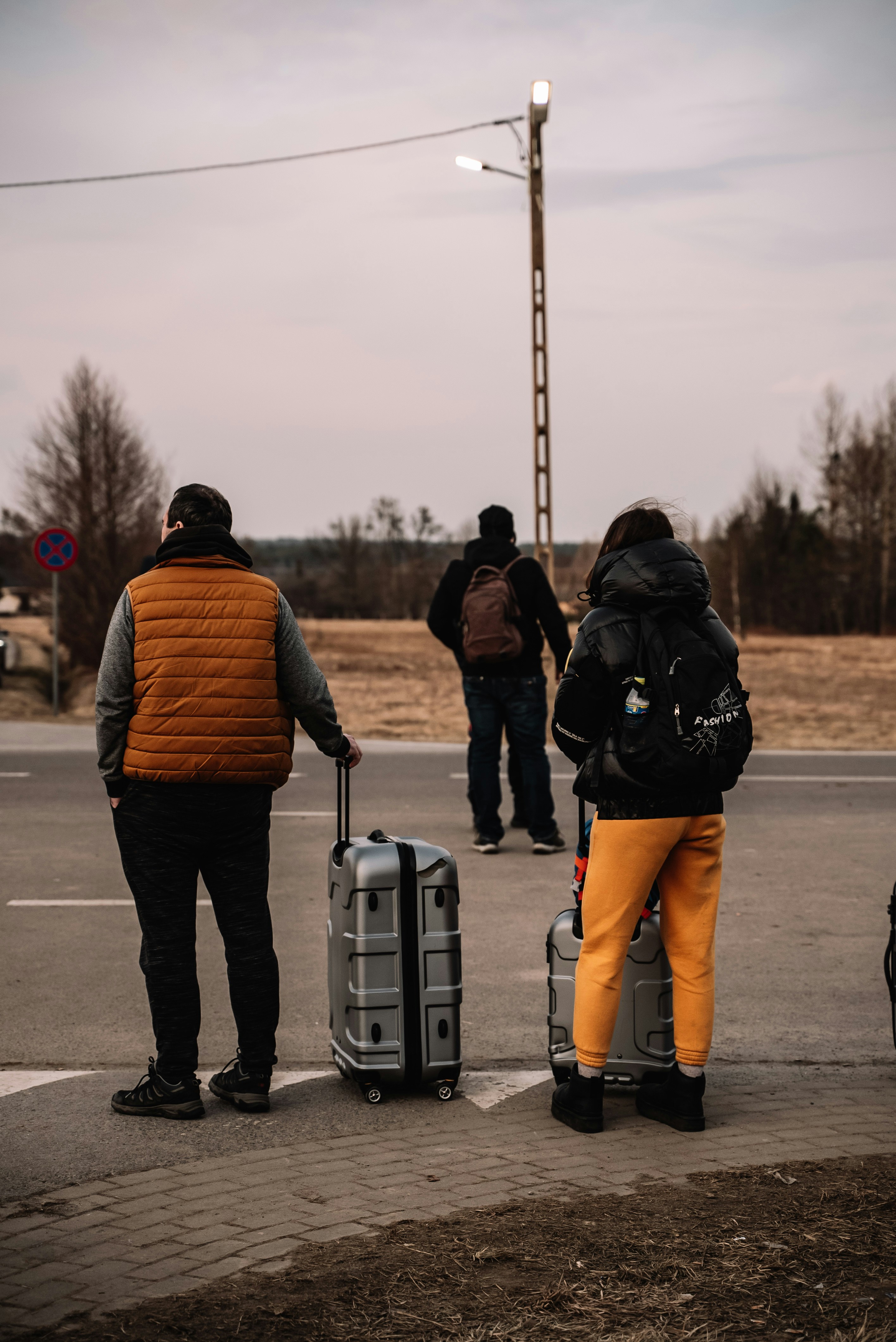 Россияне с вещами бегут из Белгородской области — видео. Читайте на UKR.NET