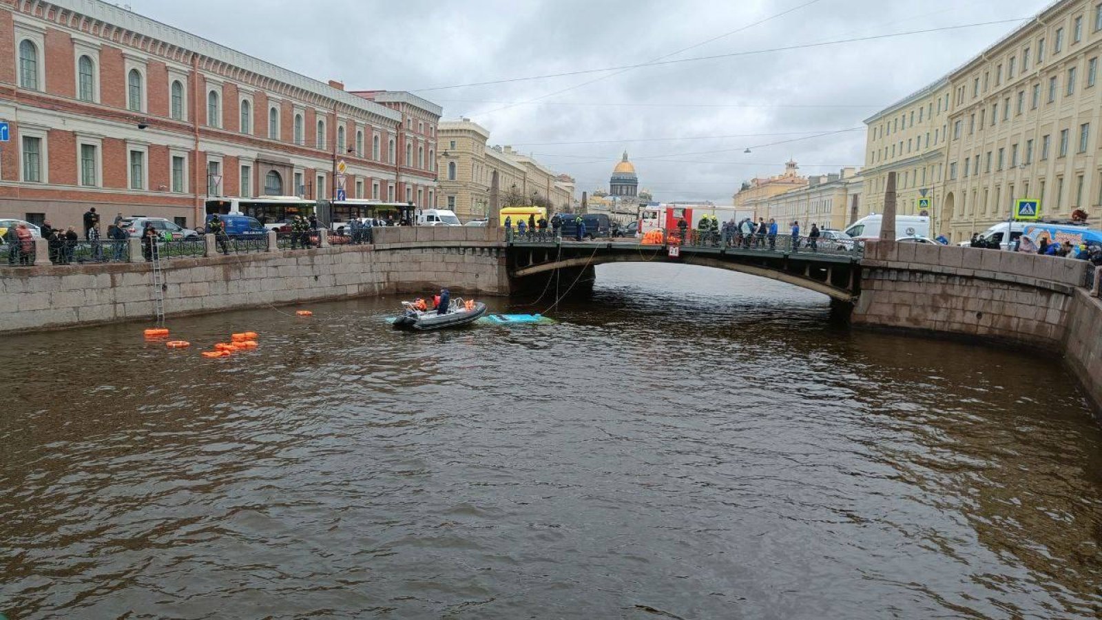 В Петербурге упал в реку и затонул автобус с пассажирами — видео — online.ua