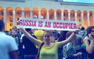 Масштабные протесты в Грузии: люди жгут российские флаги и заявляют об оккупации