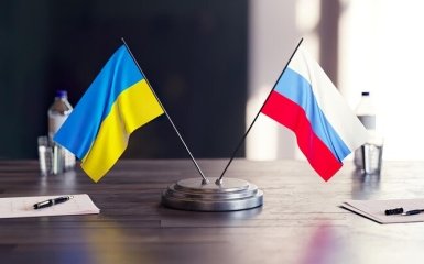 Flags of Ukraine and Russian Federation
