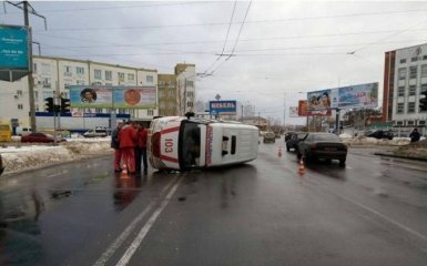 В Одессе скорая попала в аварию и перевернулась: появились фото