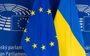 EU, Ukraine flags
