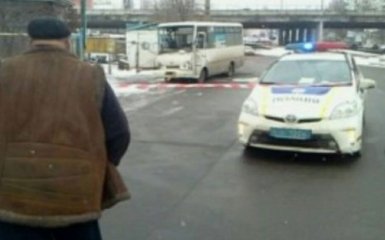 В Киеве маршрутка влетела в столб, есть пострадавшие: опубликованы фото