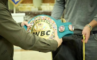 Усик подарував Зеленському чемпіонський пояс WBC