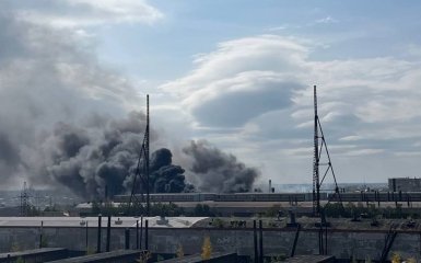 В российском Омске вспыхнул пожар на танковом заводе — видео