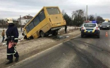 На Львовщине автобус с пассажирами угодил в ДТП, есть погибший: появились фото