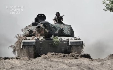Українські десантники показали британський танк Challenger 2 у дії