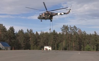 СБУ показала эффектное десантирование спецназа: опубликовано видео