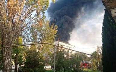 An oil depot caught fire in Feodosia after a drone attack — video