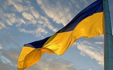 У Криму невідомі підняли український прапор — фото