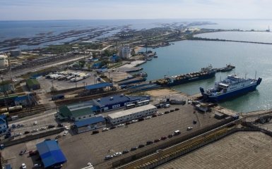 Дроны атаковали паром РФ в порту Кавказ — возник пожар