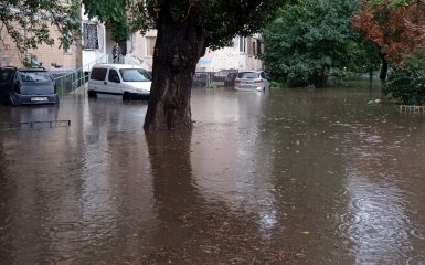 В Одессе из-за сильного ливня затопило несколько улиц — фото