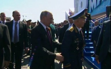 Путін "поганявся" за ветераном 9 травня: з'явилися фото казусу