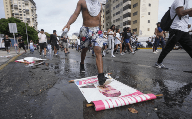 Thousands of protests began in Venezuela after Maduro's election victory — video