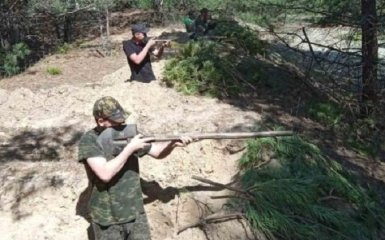 У Білорусі школярів вчать стріляти з лопат