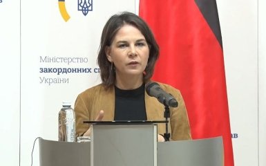 Снабжение оружием поможет предотвратить военные преступления в Украине — Бербок