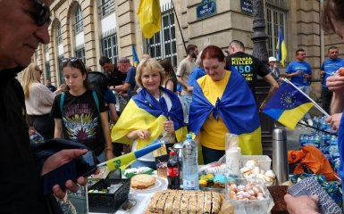 В Париже прошел марш памяти украинских спортсменов накануне Олимпиады.