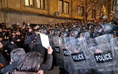 У Грузії поліція почала розгін мирного протесту