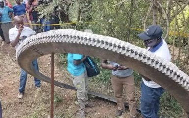 Металеве кільце впало з неба на село у Кенії