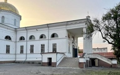 Військові РФ обстріляли Херсон — пошкоджені школи, житлові будинки та собор