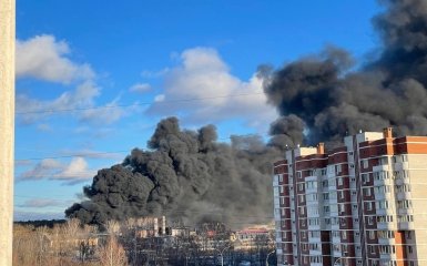 A large-scale fire broke out at a factory in Yekaterinburg, Russia — video