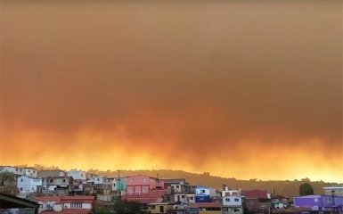 В Чили бушуют лесные пожары: появились впечатляющие фото и видео