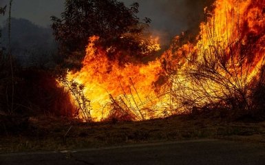 У Ростовській області РФ не можуть загасити масштабну пожежу після атаки дронів — відео