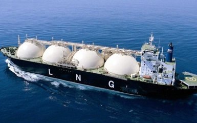 Gas tanker with LNG