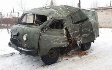 На Луганщине автобус протаранил машину с военными: появились фото