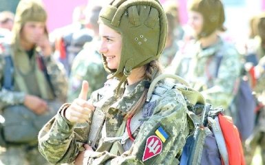 Не мобілізація. Експерт пояснив причини введення військового обліку жінок