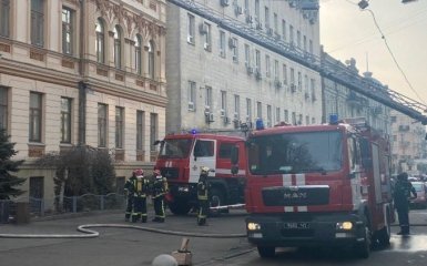 У Києві загорілася будівля міністерства - перші фото й відео