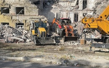 The bodies of men were recovered from the rubble of the hotel in Mykolaivka