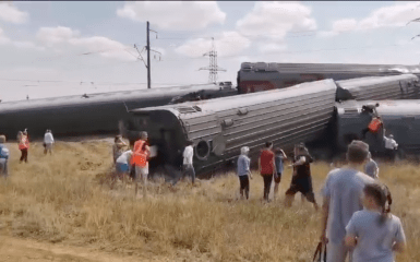 In the Volgograd region of the Russian Federation, 8 passenger cars flew off the track — video