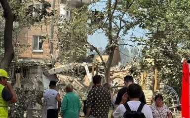 У Києві російська ракета влучила в багатоквартирний дім