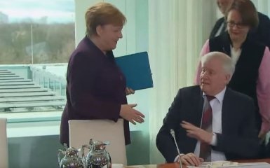 Меркель попала в конфуз из-за коронавируса - видео