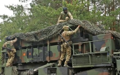 Чому насправді Захід дозовано дає зброю Україні — пояснення політолога