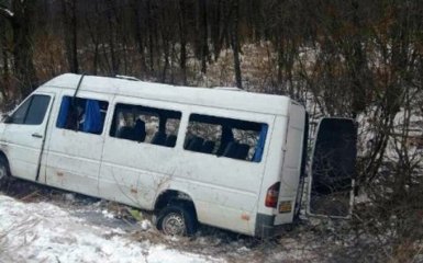 На Черниговщине маршрутка с людьми улетела в кювет, много пострадавших: появилось видео