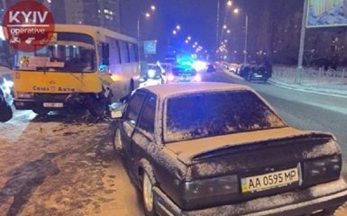 В Киеве маршрутка смяла в лепешку BMW: опубликованы фото и видео