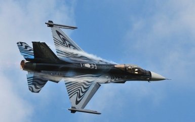 Почему США внезапно изменили позицию касательно F-16 для Украины — данные NYT