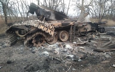 Ukrainian military destroyed two Russian BTR-82s with landing party — video