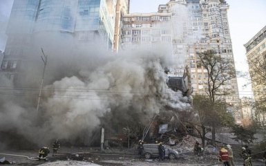Под завалами разрушенного кремлевским дроном дома в Киеве остаются люди