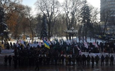 В центрі Києва мітингують тисячі людей, а в мережі сміються над учасниками акцій: з'явилися нові фото