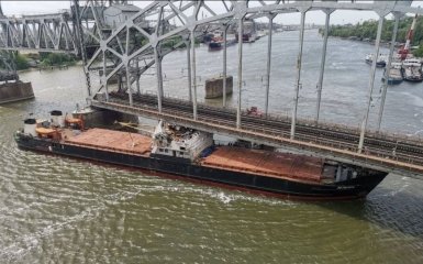 A bulker collided with railway bridge's abutment in Russian Rostov - video