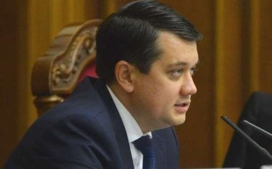 Двоє міністрів подали у відставку. Разумков збирає термінову нараду