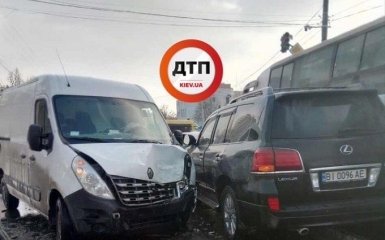 В масштабной аварии под Киевом разбились три авто: опубликованы фото