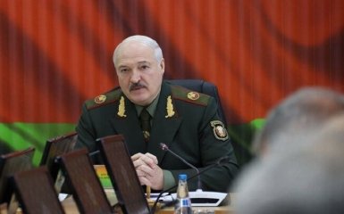 Лукашенко разместил на границе с Украиной деревянные муляжи танков