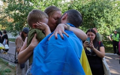 Жінка та син зустрічаються із військовим ЗСУ