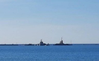 Росіяни перекрили вхід у Севастопольську бухту